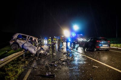 Schwaebisch Gmuend: Pkw geriet auf Gegenspur - drei Schwerstverletzte